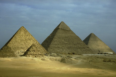 Vista delle piramidi di Giza fatte costruire dai faraoni della IV dinastia.