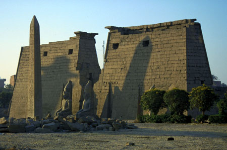Vista del pilone del tempio di Amon a Luxor edificato da Ramesse II XIX dinastia.
