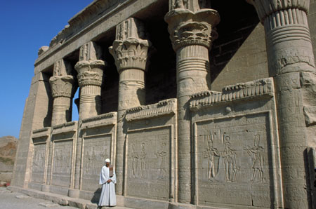 Il mammisi romano nel recinto del tempio di Hator a Dendera et augustea.